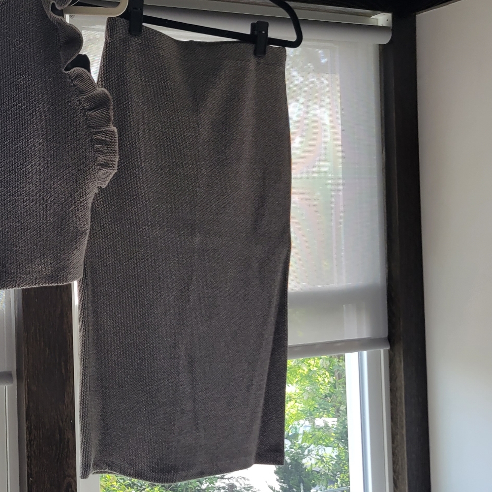 Zara sz M midi skirt in Gray - stretch